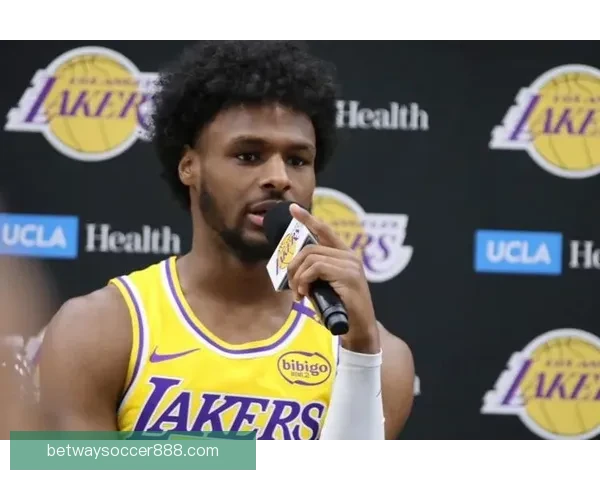 詹姆斯谈父子情与篮球热爱布朗尼激励他持续奋斗